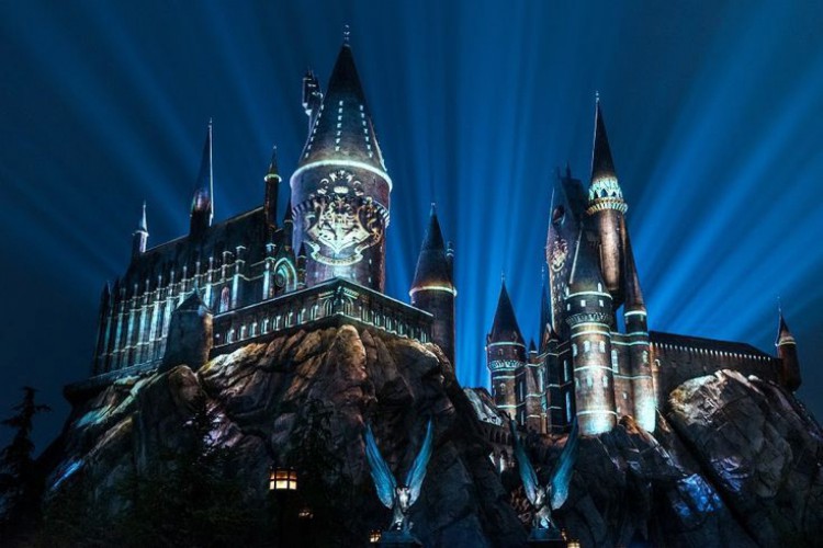 Harry Potter extrapola os limites da ficção e dialoga com a realidade. Na imagem, o castelo de Hogwarts foi construído no parque temático da Disney