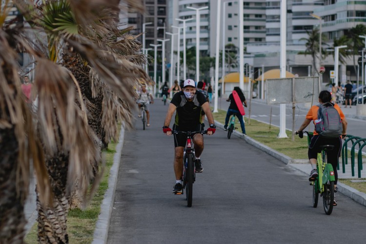 Orla de Fortaleza, na avenida Beira-Mar, costuma concentrar número alto de pessoas