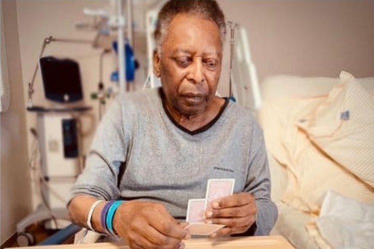 Filha de Pelé publicou uma foto do pai jogando cartas; veja as últimas notícias do estado de saúde de hoje, sexta, 24, do Rei do Futebol