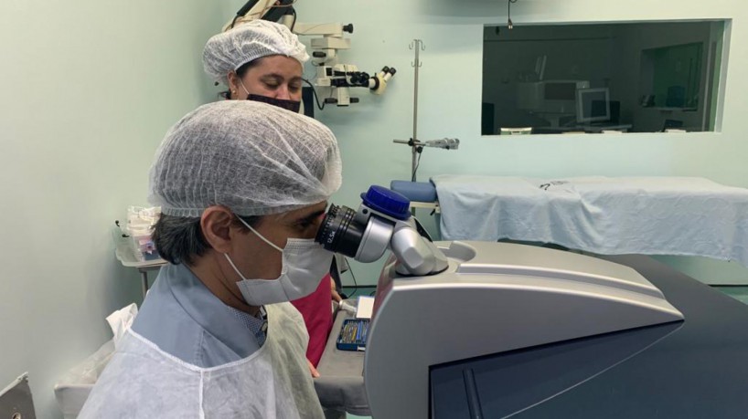 Transplante de córnea realizado no Instituto Cearense de Oftalmologia (ICO), pelo médico oftalmologista Giuliano Veras(foto: Divulgação/Ascom ICO)