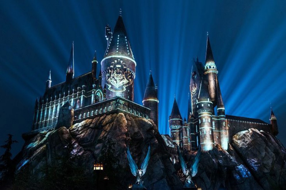 Harry Potter extrapola os limites da ficção e dialoga com a realidade. Na imagem, o castelo de Hogwarts foi construído no parque temático da Disney(Foto: Reprodução/ Pinterest)