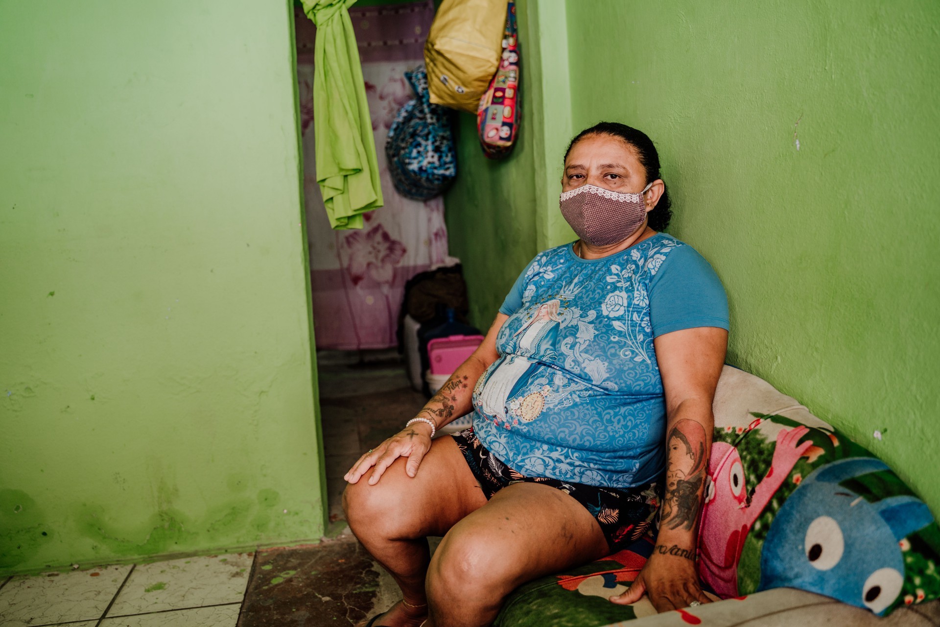FORTALEZA-CE, BRASIL, 24-09-2021 Sra. V&acirc;nia estava em situa&ccedil;&atilde;o de rua ap&oacute;s n&atilde;o conseguir pagar o aluguel e conseguiu atrav&eacute;s de uma vakinha comprar uma casa no bairro onde morava.  (Foto: J&uacute;lio Caesar / O Povo)