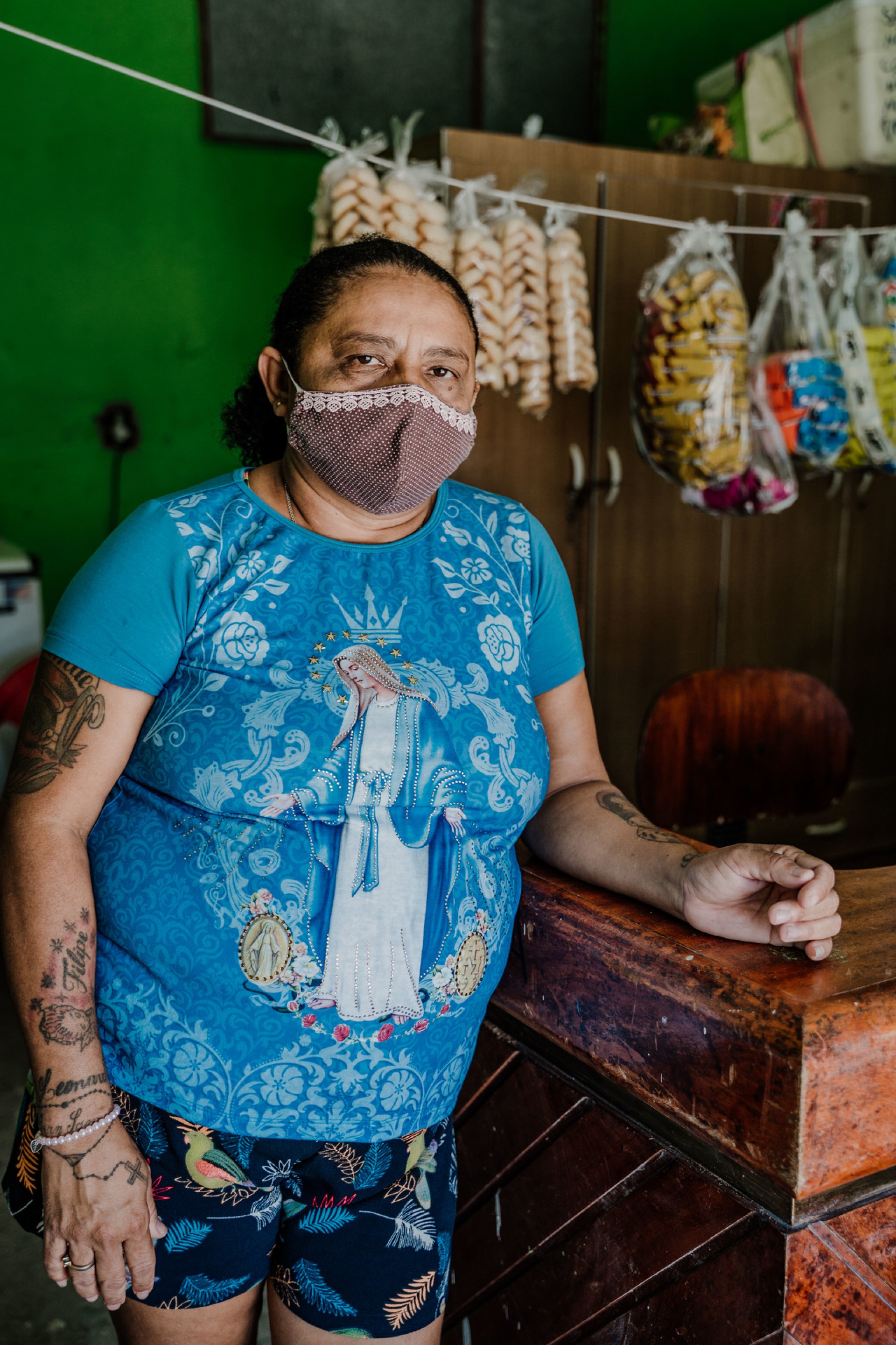 FORTALEZA-CE, BRASIL, 24-09-2021 Sra. V&acirc;nia estava em situa&ccedil;&atilde;o de rua ap&oacute;s n&atilde;o conseguir pagar o aluguel e conseguiu atrav&eacute;s de uma vakinha comprar uma casa no bairro onde morava.  (Foto: J&uacute;lio Caesar / O Povo)