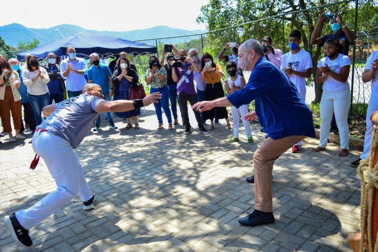 Em evento de pré-campanha do PDT, o ex-ministro Ciro Gomes dança capoeira em Japeri, no Rio de Janeiro.
