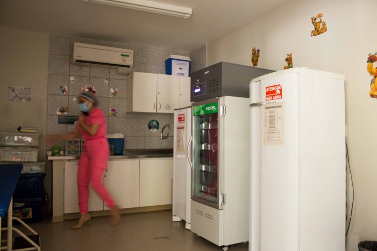 O posto é equipado com geladeira que permite conservar vacinas por 72 horas, mesmo sem energia elétrica