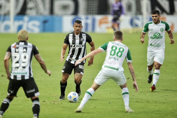 Volante Fernando Sobral com a bola no jogo Ceará x Chapecoense, na Arena Castelão, pelo Campeonato Brasileiro Série A