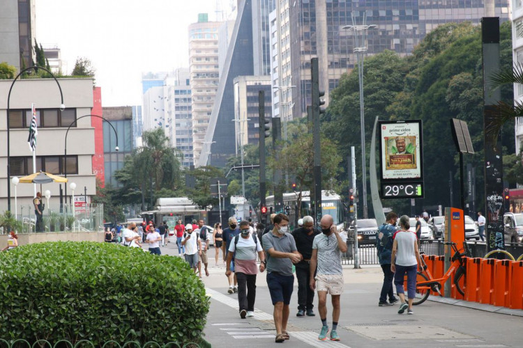 São Paulo - Movimento de pessoas na Avenida Paulista durante a fase vermelha da pandemia de covid-19 na capital.