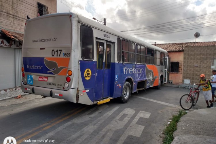 Ônibus foi abandonado no Parque Albano 