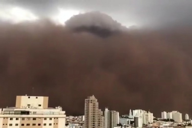 Nuvem de areia registrada em Franca, SP.