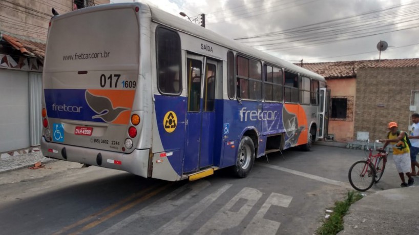 Ônibus foi abandonado no Parque Albano (foto: via WhatsApp O POVO )