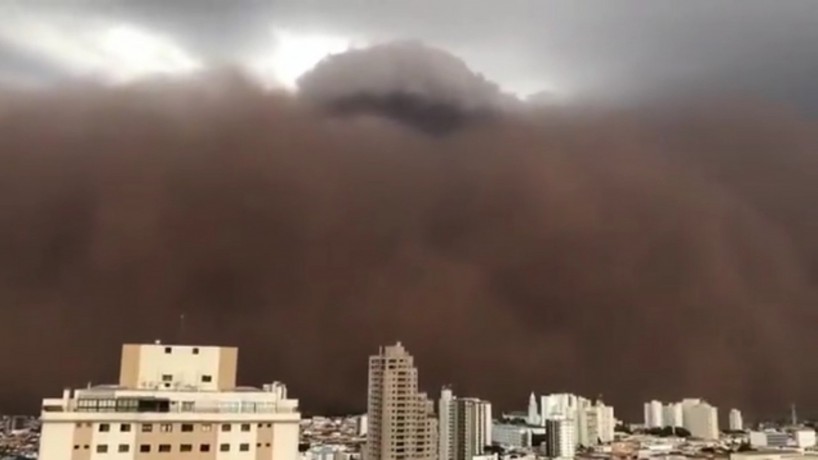 Nuvem de areia registrada em Franca, SP.(foto: Reprodução/Twitter)