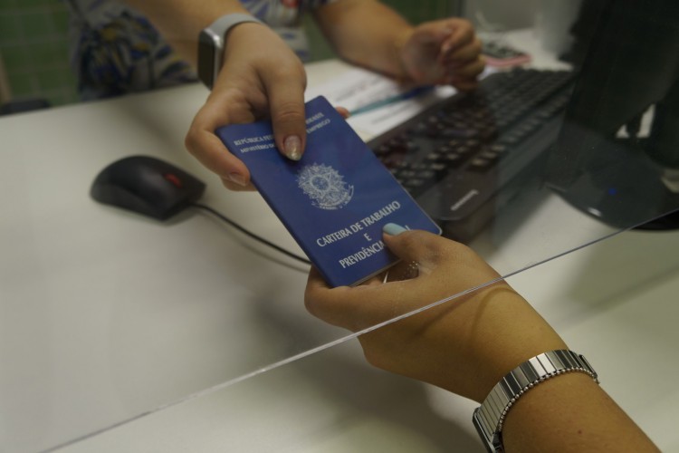 ￼Renda média de quem está empregado é de R$ 2 mil no Ceará 