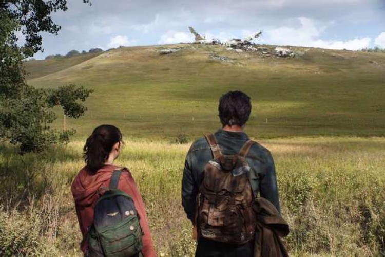 Na imagem da série The Last of Us, é possível ver os intérpretes de Joel e Ellie de costas, sem revelar sua caracterização completa
