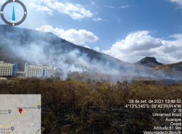 Campos das Auroras da Unilab, em Redenção. Incêndio destrói dois hectares de trilha para pesquisa da universidade e ameaça vegetação de um serrote 