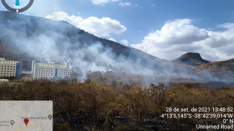 Campos das Auroras da Unilab, em Redenção. Incêndio destrói dois hectares de trilha para pesquisa da universidade e ameaça vegetação de um serrote(foto: Imagem de leitor)