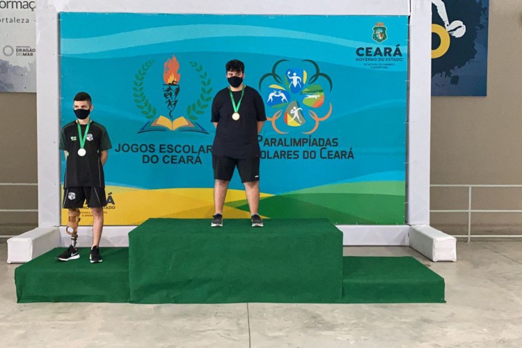 O atleta tem displasia fibrosa na perna esquerda, uma condição congênita benigna que manifesta o desenvolvimento do tecido fibroso anormal no lugar do osso normal. 