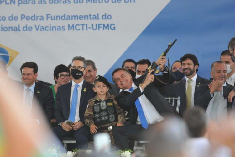 Bolsonaro faz gesto com arma de brinquedo durante evento em Minas Gerais 