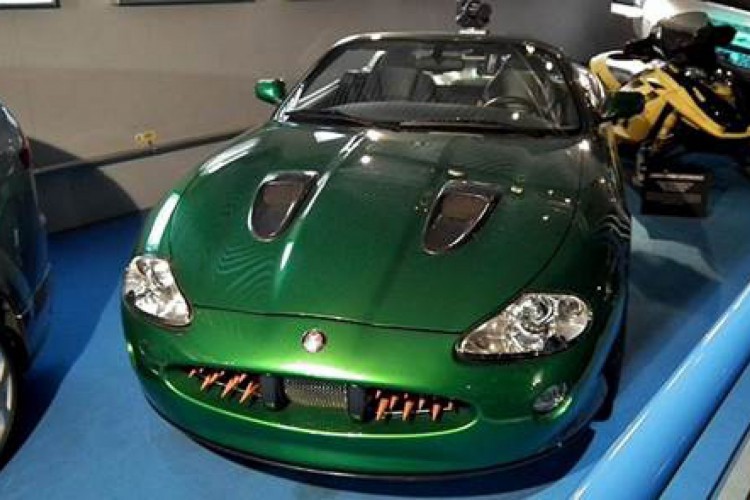 Jaguar XKR ("007: Um Novo Dia Para Morrer")