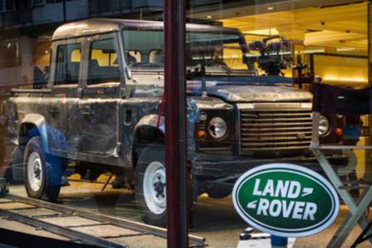 Land Rover Defender 110 Double Cab ("007: Opera&ccedil;&atilde;o Skyfall")