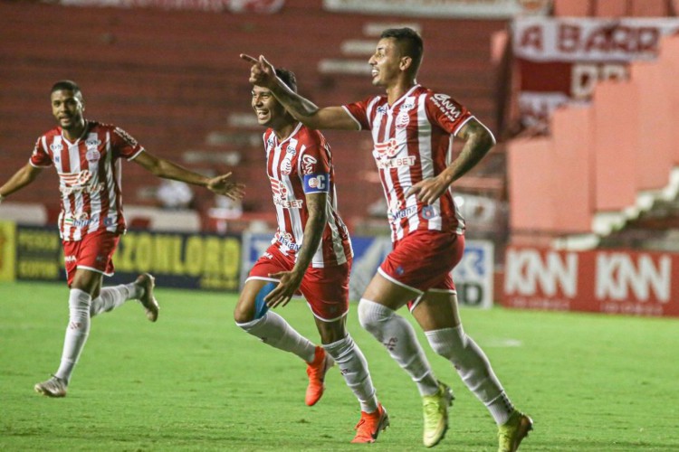 Entre os jogos de hoje, sexta-feira, 1° de outubro, Operário e Náutico se enfrentam pela Série B do Brasileirão. Veja onde assistir ao vivo à transmissão e qual horário dos jogos do dia