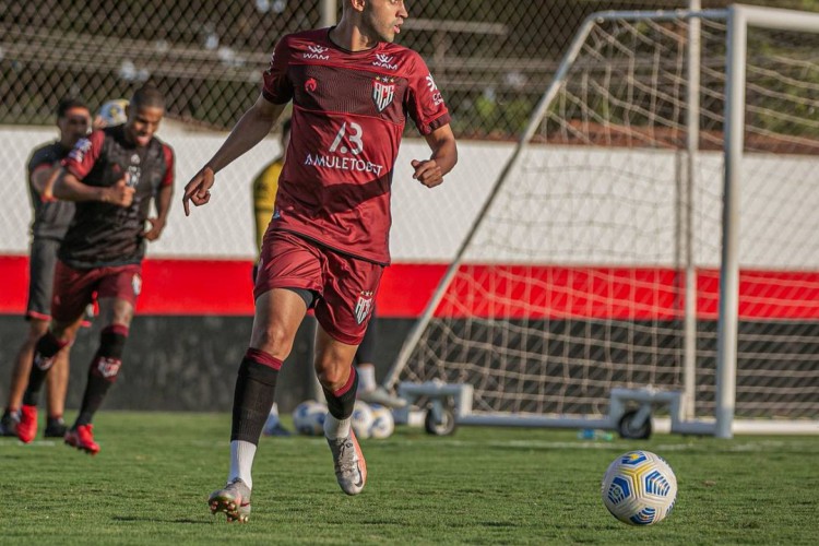 Lateral-direito Dudu durante treinamento do Atlético-GO. Jogador deve ser titular na partida deste sábado diante do Fortaleza