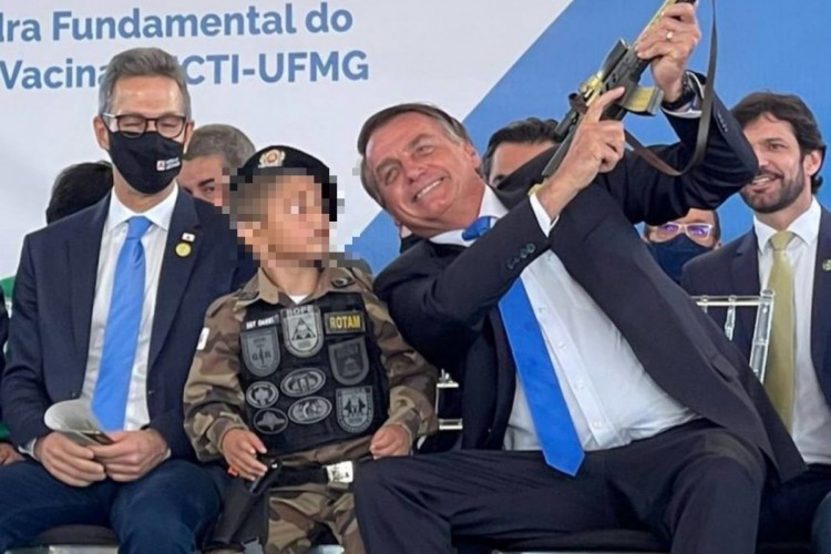 Pediatras criticam Bolsonaro por foto com criança e réplica de fuzil