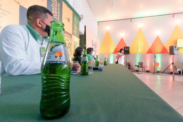 Refrigerante de caju completa 45 anos