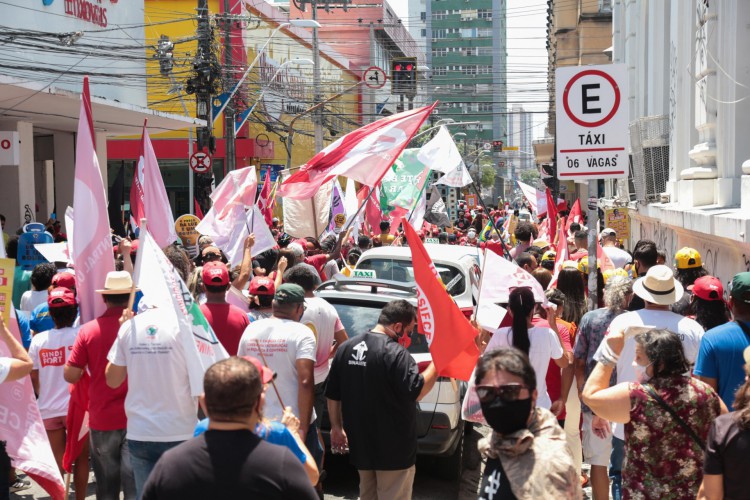 Fortaleza, 02 de outubro de 2021. Centro. Manifestacao contra Jair Bolsonaro. Manifestantes se concentraram na Praca Clovis Bevilaqua e caminharam pelo centro da cidade, ate a Praca do Ferreira. (Yago Albuquerque / Especial para O Povo)