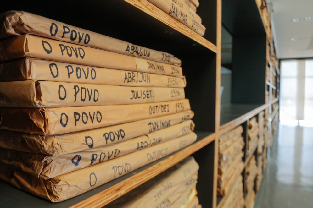 Obras raras, como registros históricos de jornais, estão entre os exemplares da Biblioteca Pública Estadual do Ceará (Bece)(Foto: BARBARA MOIRA/ O POVO)