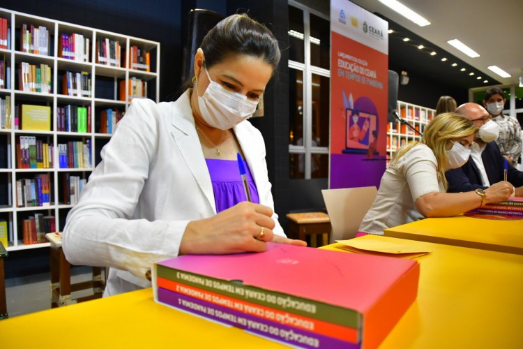 Primeira-dama participou de sessão de autógrafos durante lançamento da coleção nesta segunda-feira,4