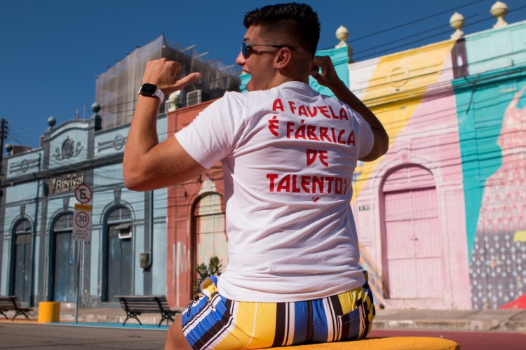 Matteus Batista, revelação da comédia cearense na internet, é do Jangurussu, bairro de Fortaleza, no Ceará. Com sua turma de personagens, produz vídeos de humor nas mídias sociais