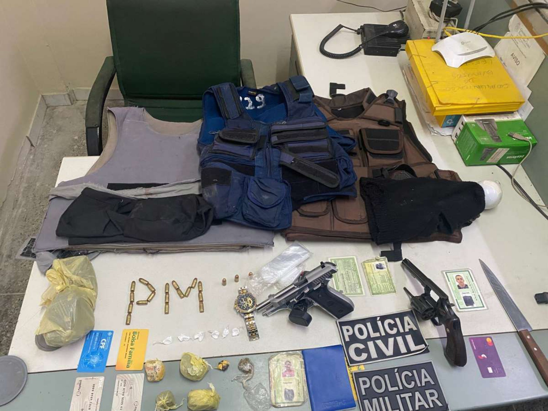 Material apreendido pela Polícia durante buscas sobre a chacina ocorrida nesta segunda-feira, 4, em Guaraciaba do Norte  (Foto: Ascom/SSPDS)