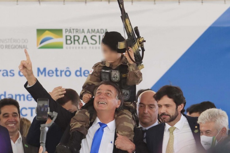 A criança estava fardada com o uniforme da Polícia Militar