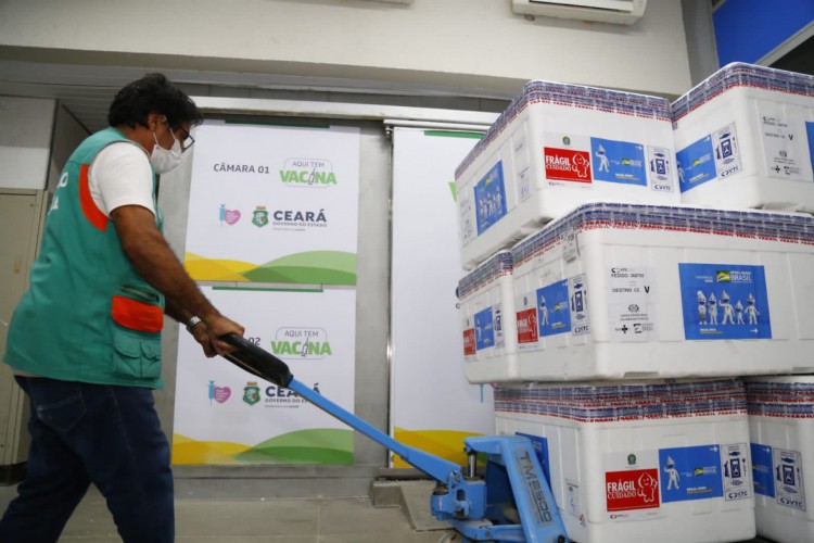 Novos lotes somam mais de 388 mil doses de AstraZeneca e Pfizer