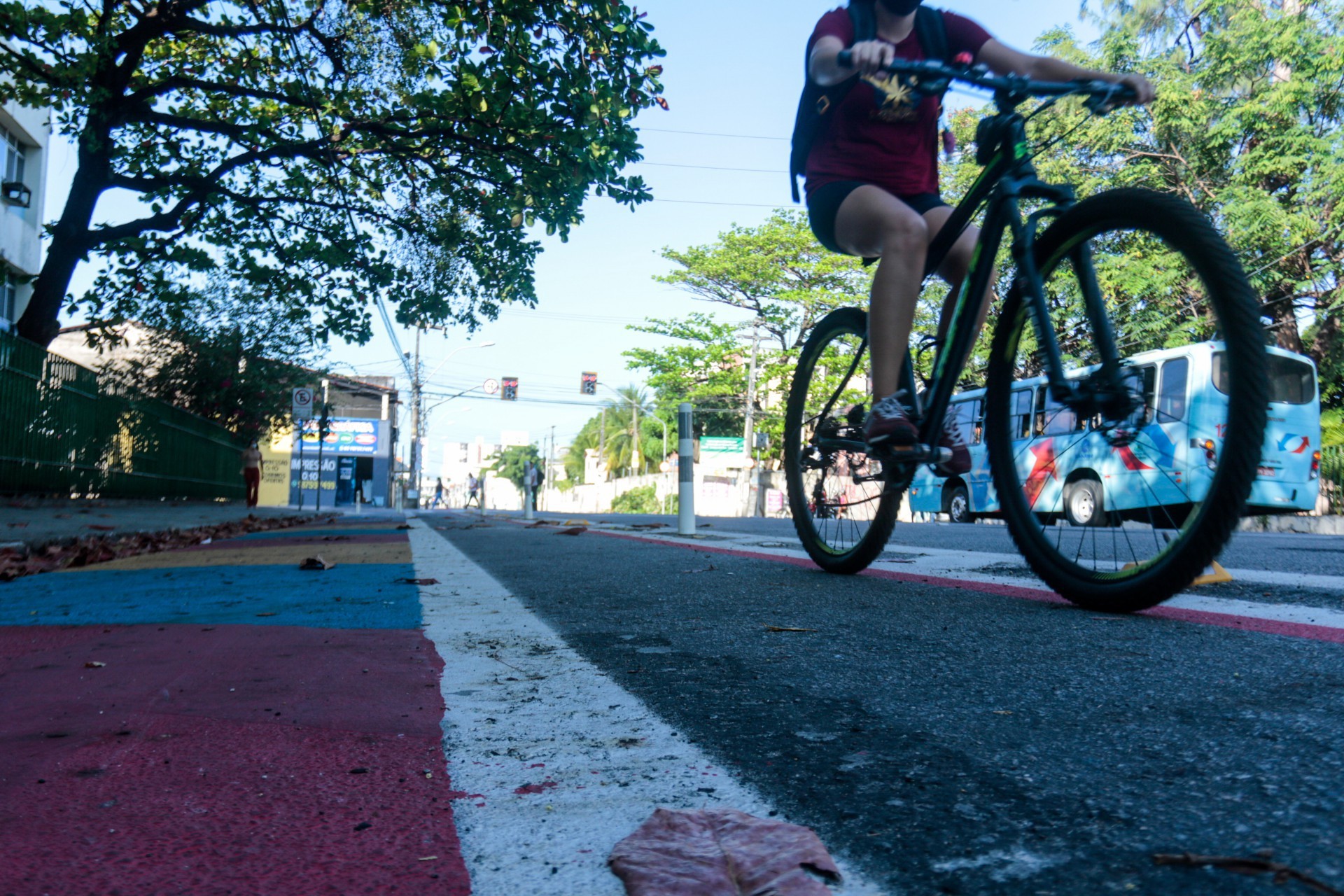 FORTALEZA, CE, 05-10-2021: O Instituto de Planejamento de Fortaleza (Iplanfor) é o organizador do Outubro Urbano Fortaleza, o que permitiu ao município aderir ao evento nacional e internacional.A proposta é que este seja um mês de debates para trazer melhorias sustentáveis para a cidade como ampliar o espaço para pedestres e bicicletas  em Fortaleza. As fotos destacam a faixa de pedestre e a ciclofaixa da avenida da Universidade, que passaram por uma recém reforma. Benfica, Fortaleza. (BARBARA MOIRA/ O POVO) (Foto: BARBARA MOIRA)