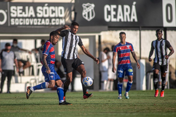 Jogadores disputam bola no jogo Ceará x Fortaleza, no estádio Franzé Moraes, pelo Campeonato Brasileiro de Aspirantes