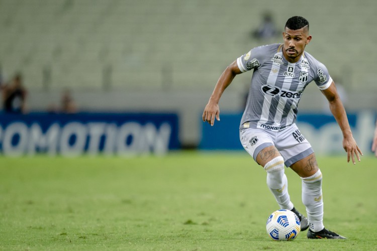 FORTALEZA, CE, BRASIL, 06-10.2021: Fernando Sobral. Ceara x Internacional, Arena Castelão pelo campeonato brasileiro, partida de futebol com volta da torcida. em epoca de COVID-19. (Foto:Aurelio Alves/ Jornal O POVO)