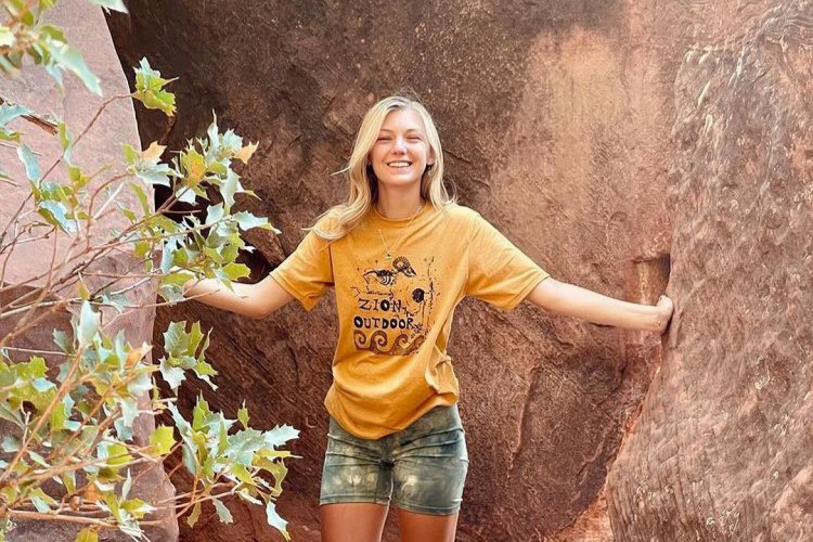 A influencer Gabby Petito, de 22 anos, viajava em uma van com seu noivo quando desapareceu. Entenda mais sobre o caso
