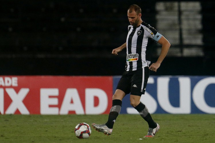 Entre os jogos de hoje, sexta-feira, 8 de outubro, Botafogo e CRB se enfrentam pela Série B do Brasileirão. Veja onde assistir ao vivo à transmissão e qual horário dos jogos do dia.
