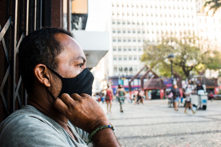 ￼O uso de máscaras em local fechado continua obrigatório