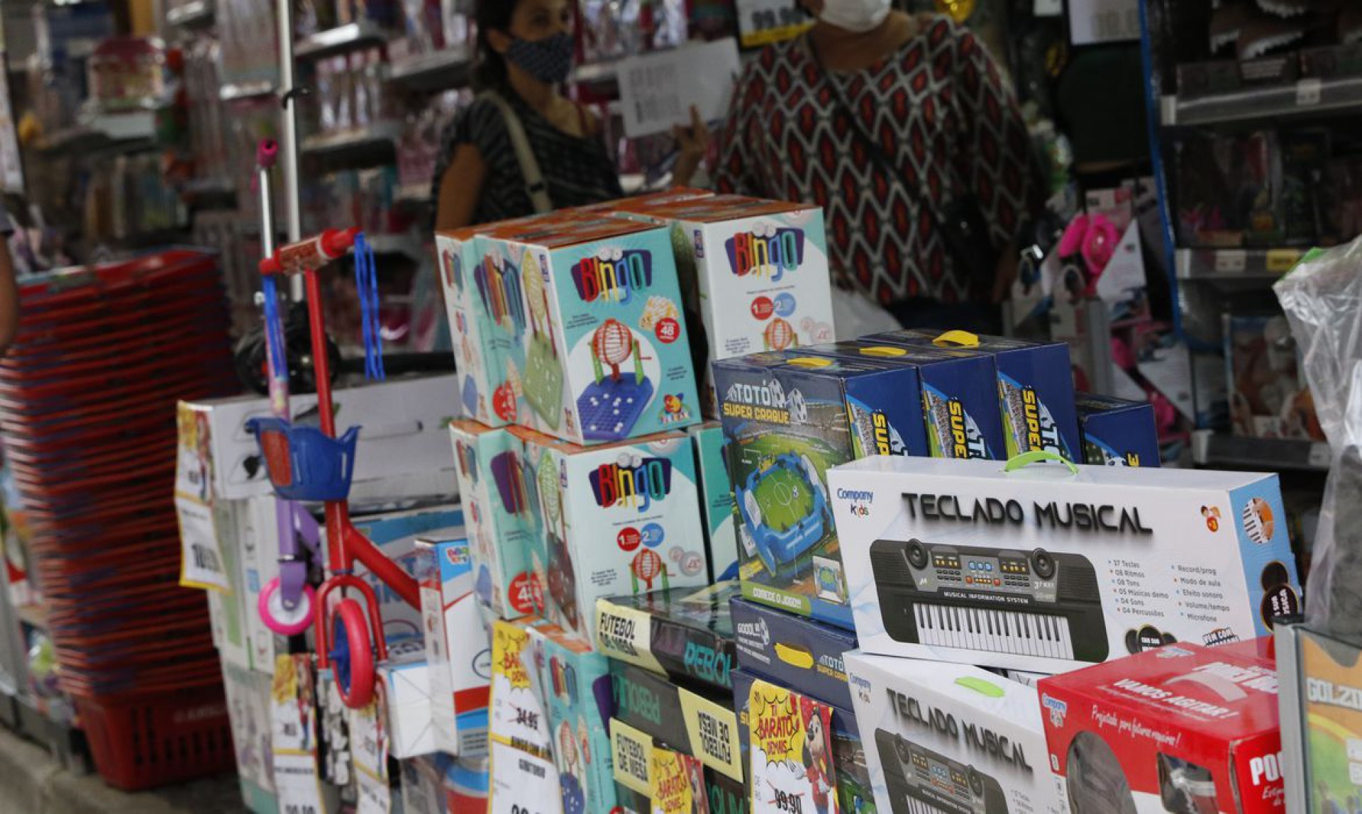 Movimento de vendas de brinquedos para o Dia das Crianças, comércio varejista nas ruas do Polo Saara, centro do Rio de Janeiro. (Foto: Fernando Frazão/Agência Brasil)