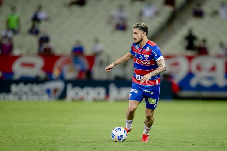 Lucas Crispim deve ser titular no Fortaleza na partida diante do Juventude. 