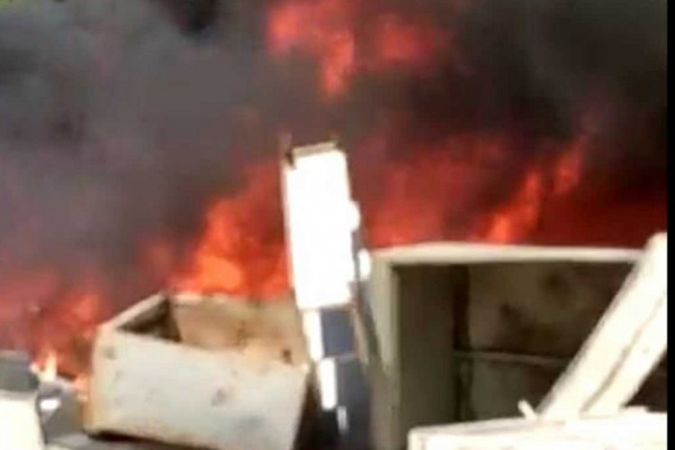 Incêndio atingiu a garagem da prefeitura, mas somente danificou material que já seria descartado