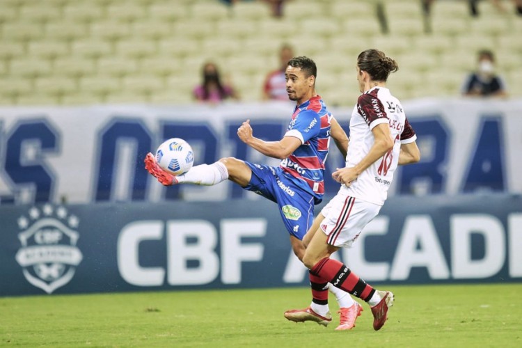 Yago Pikachu, do Fortaleza, disputa bola com Filipe Luis, do Flamengo, em jogo válido pela Série A do Brasileirão. 