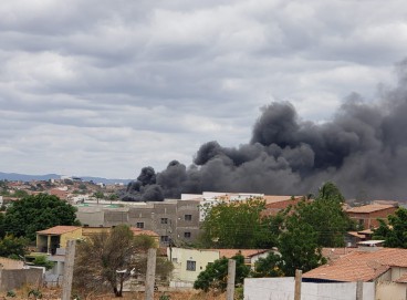 Foram quase 12 horas de trabalho ininterruptos para conter as chamas em um depósito de materiais de construção em Canindé  