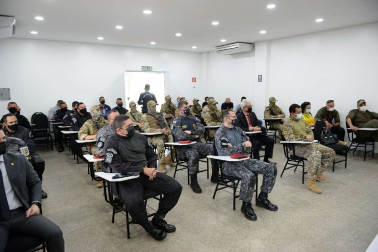Capacitação envolveu oito policiais civis e oito policiais militares 