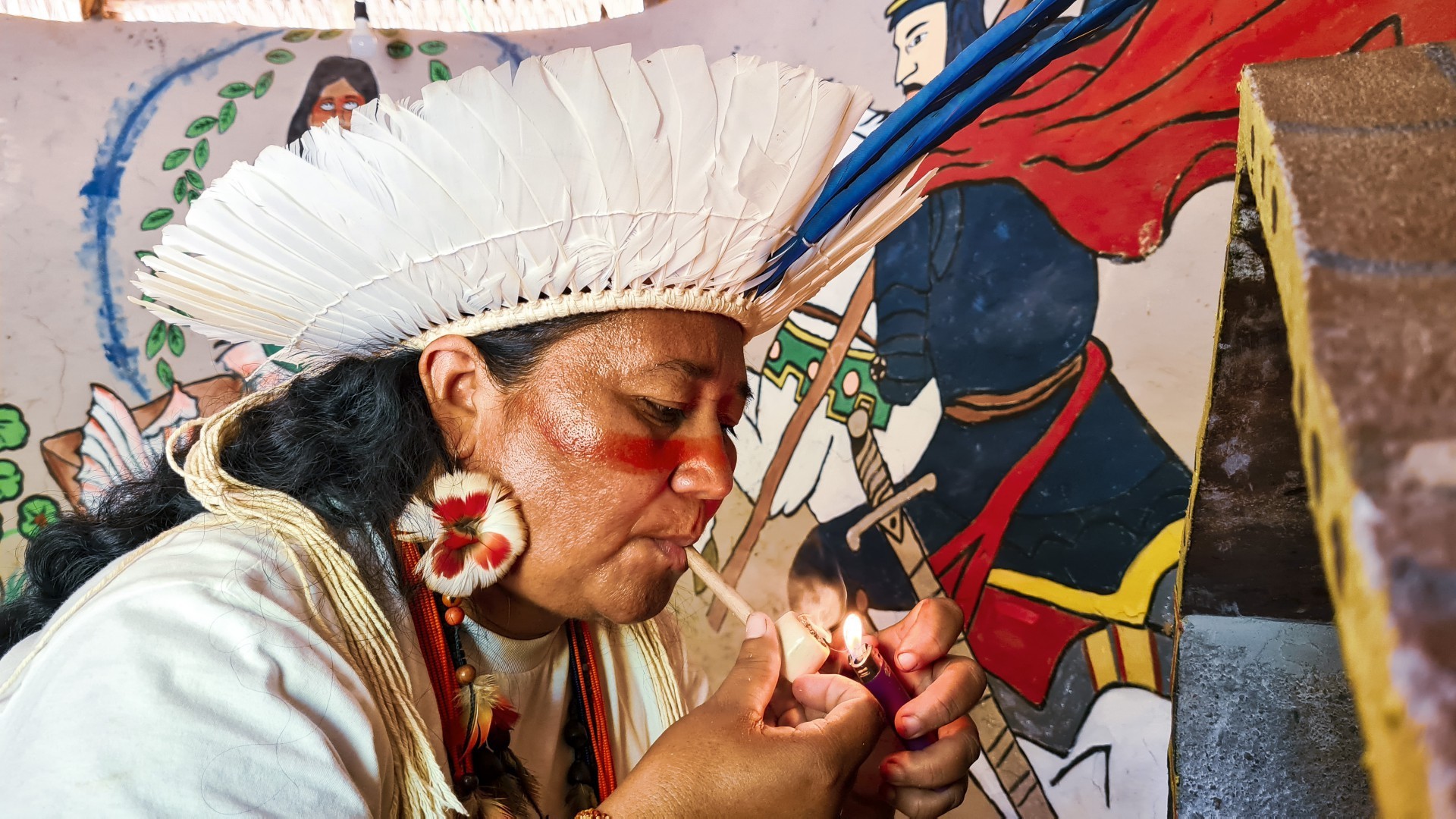 Adriana Tremembé leva consigo os rituais do povo a que pertence (Foto: FCO FONTENELE)
