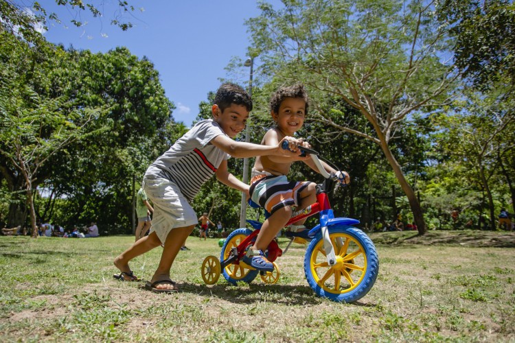 Bernardo, de 2 anos, e David Luiz, 6 anos. Dia das Crianças no Parque do Cocó