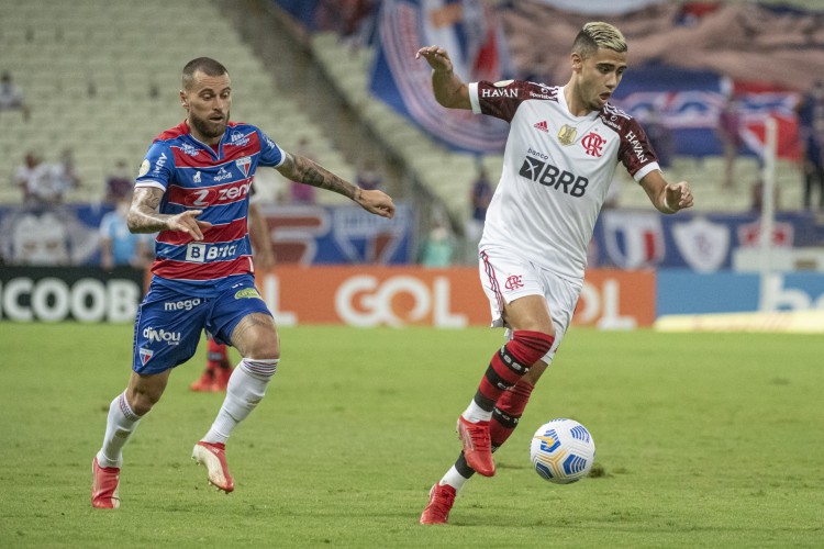 Meia Lucas Lima marca volante Andreas Pereira no jogo Fortaleza x Flamengo, na Arena Castelão, pelo Campeonato Brasileiro Série A