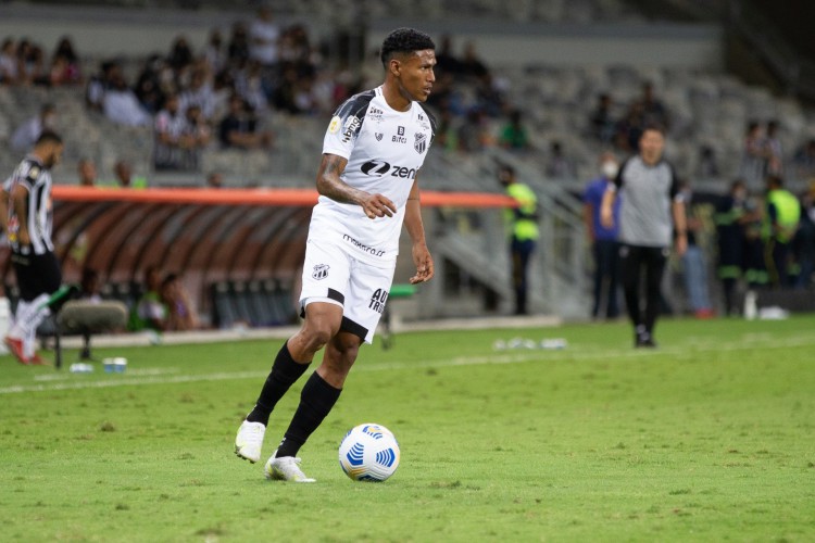 Atacante Rick com a bola no jogo Atlético-MG x Ceará, no Mineirão, pelo Campeonato Brasileiro Série A